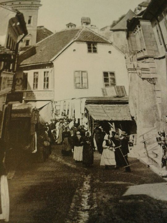 Pod zidom 1910. godine A